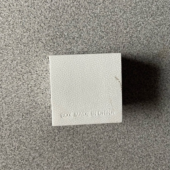 Pandora White Ring Box - Picture 2 of 8